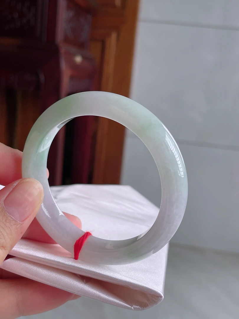 53-54圈淡春彩翡翠手镯时尚精美浅绿平安镯