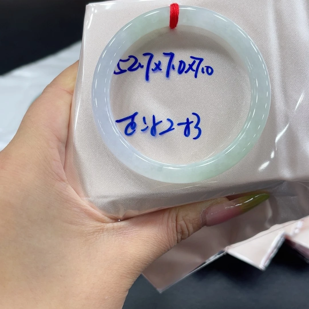 翡翠手镯未镶嵌翡翠