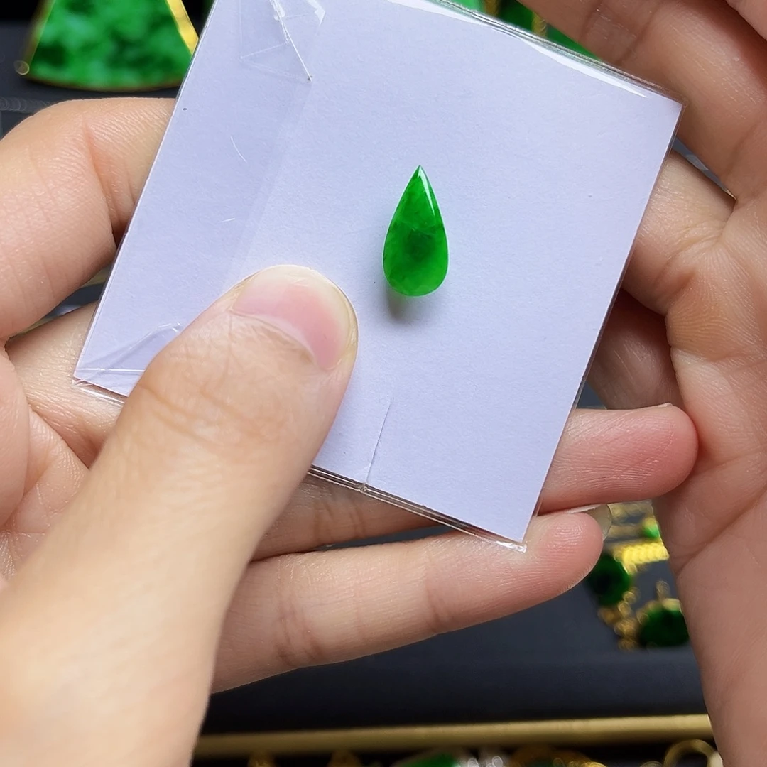 翡翠未镶嵌颈饰有纹裂