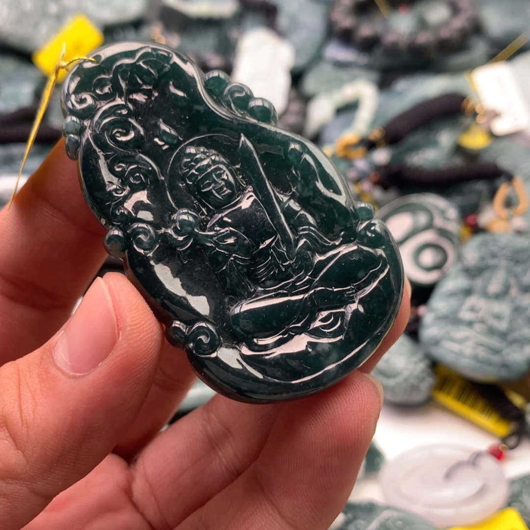 翡翠未镶嵌颈饰虚空