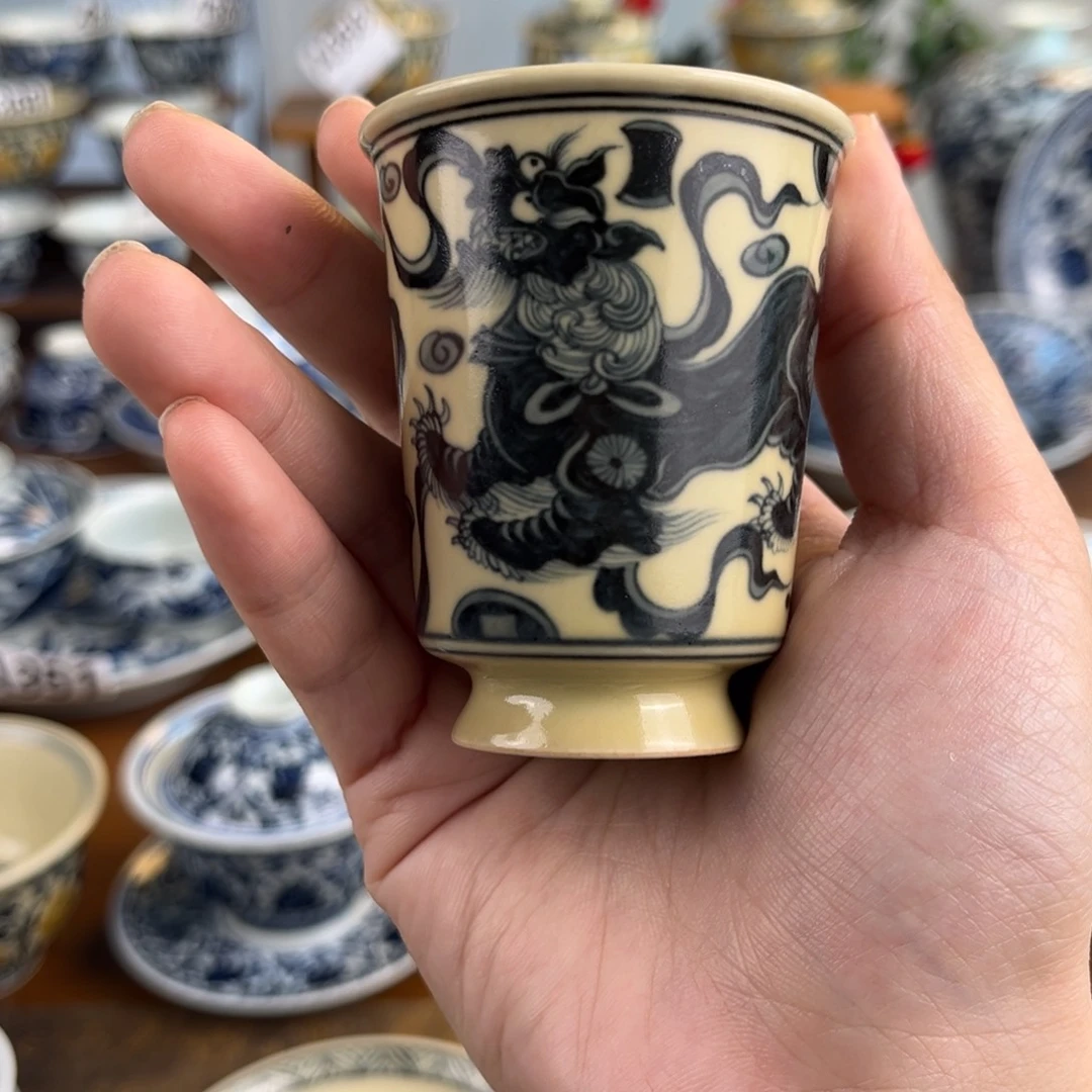 微瑕狮子戏绣球直口杯