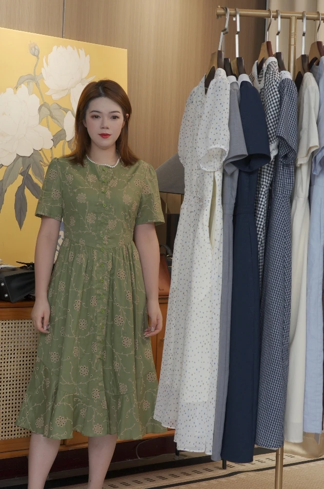 纯棉绿色绣花连衣裙女2025夏季新款短袖收腰气质知性A字裙