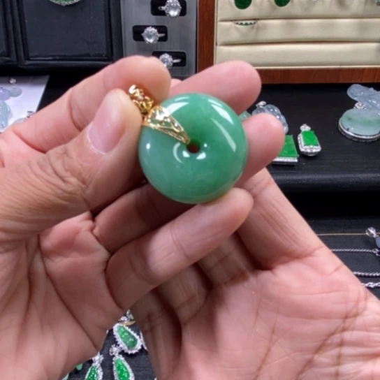 翡翠18K金镶嵌颈饰吊坠