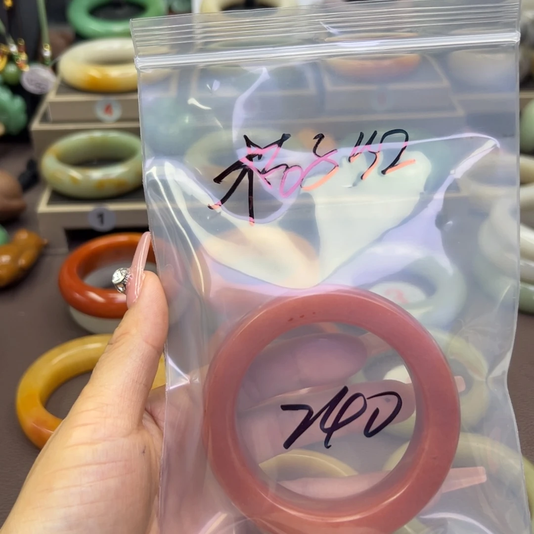 未镶嵌手镯石英岩玉桔*红