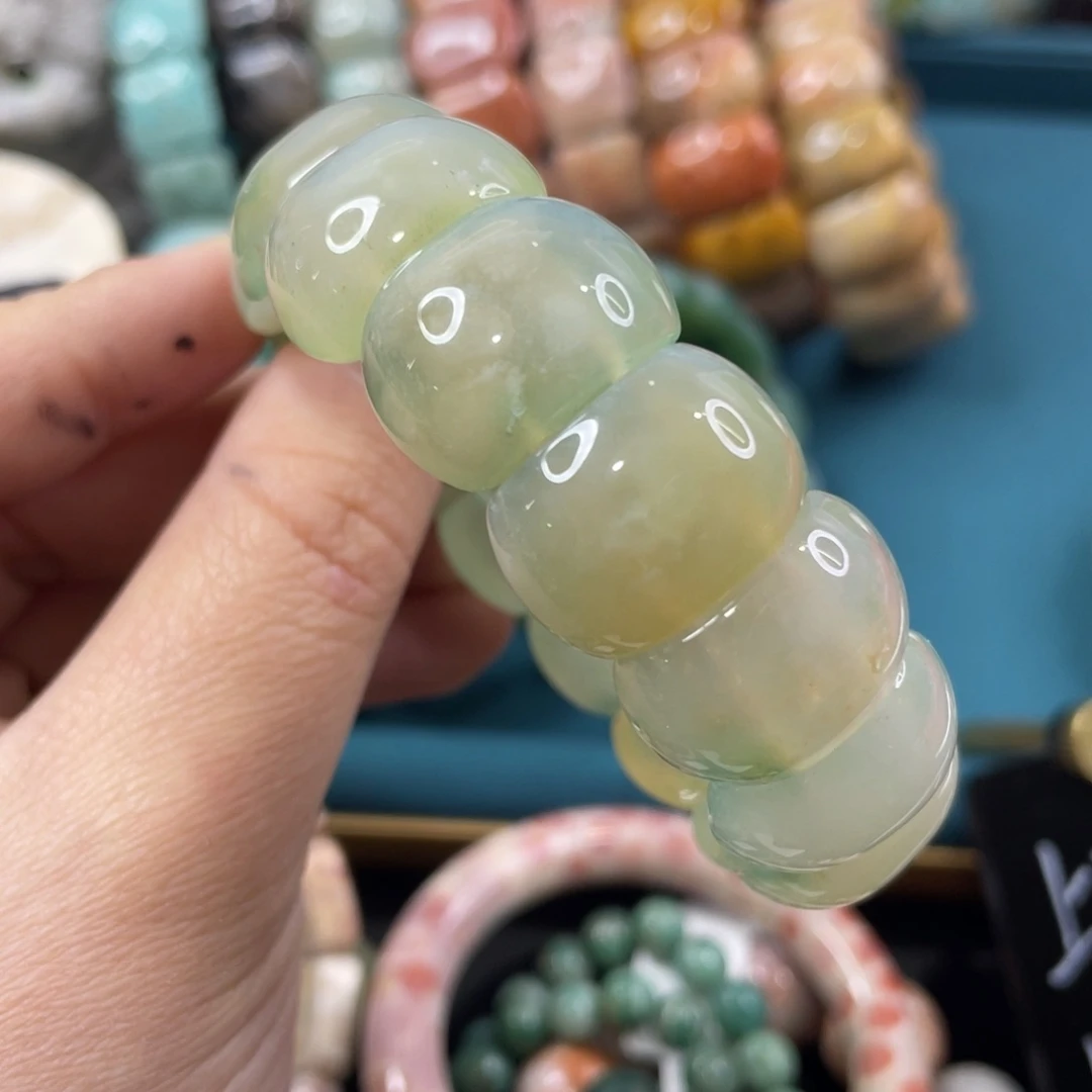 未镶嵌手镯硅化玉