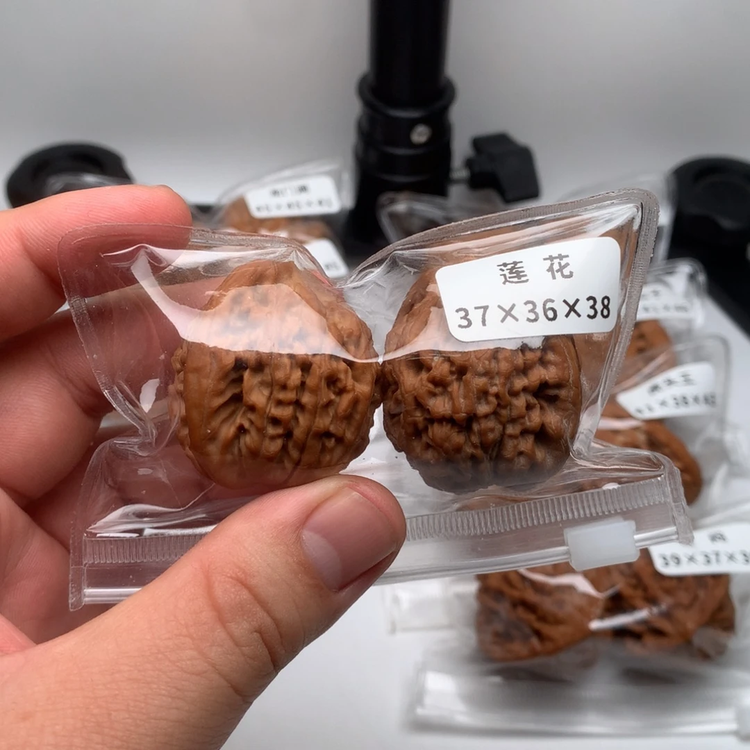 文玩核桃吊坠莲花