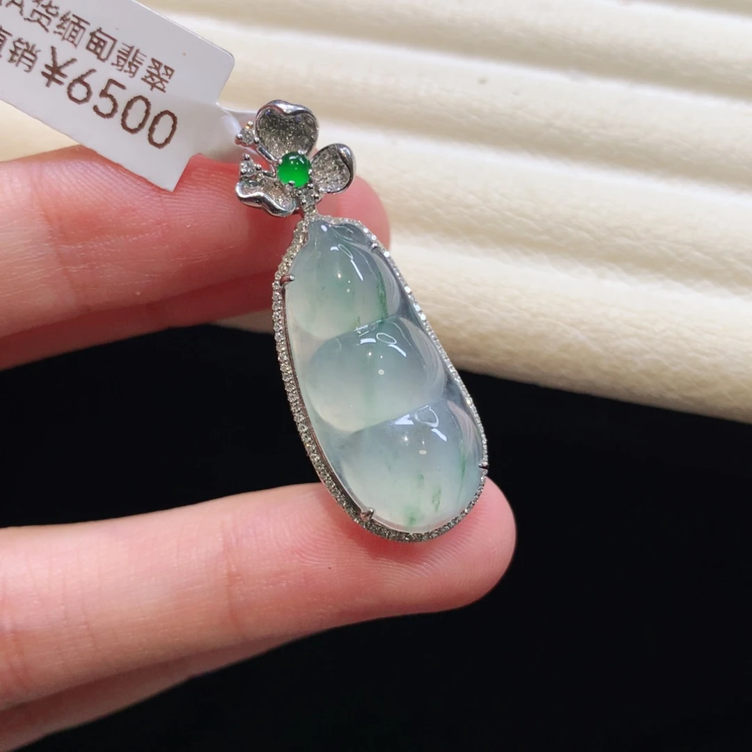 翡翠18K金镶嵌颈饰豆子