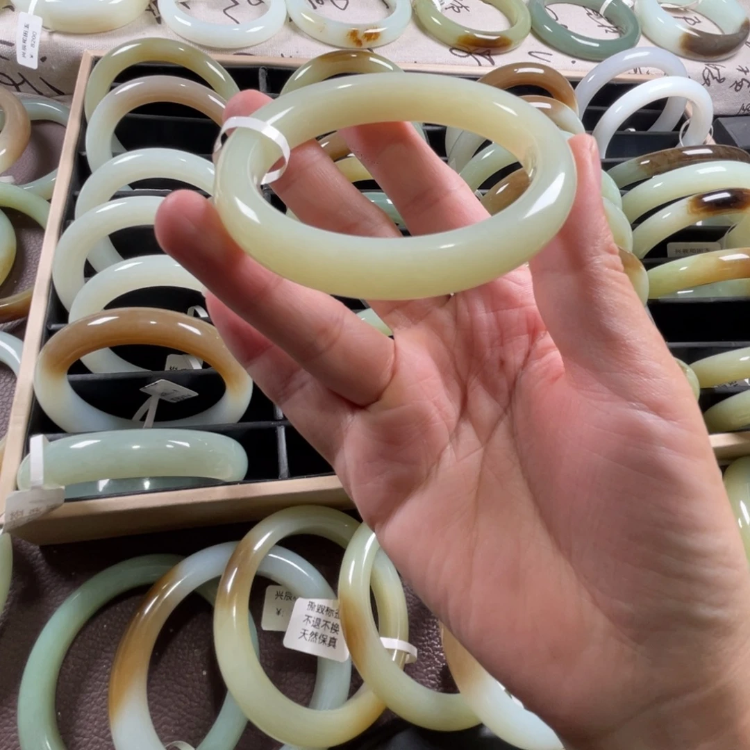 和田玉未镶嵌手镯