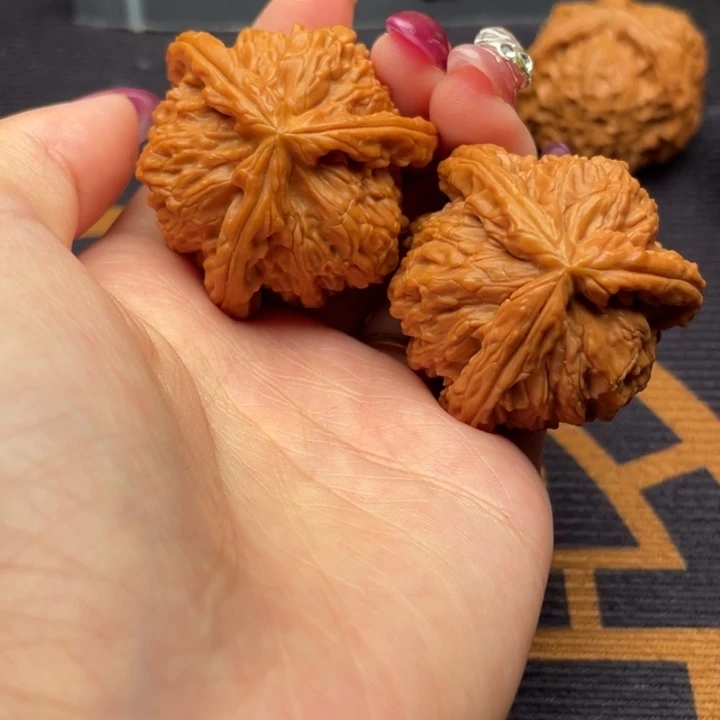 M***强文玩核桃吊坠白狮子