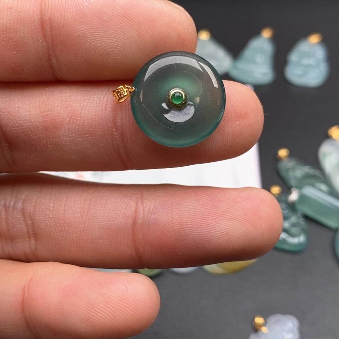 颈饰18K金镶嵌翡翠