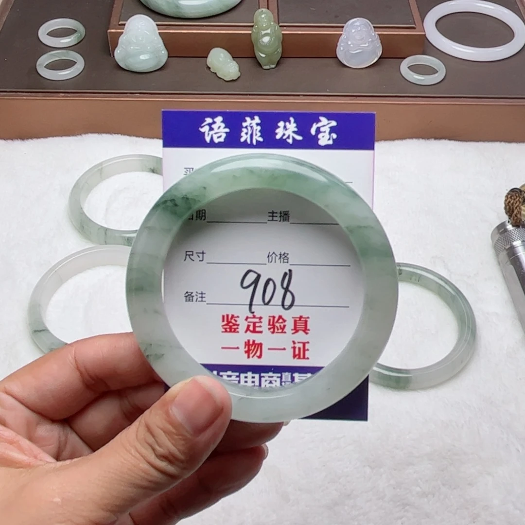 石英质玉手镯未镶嵌?