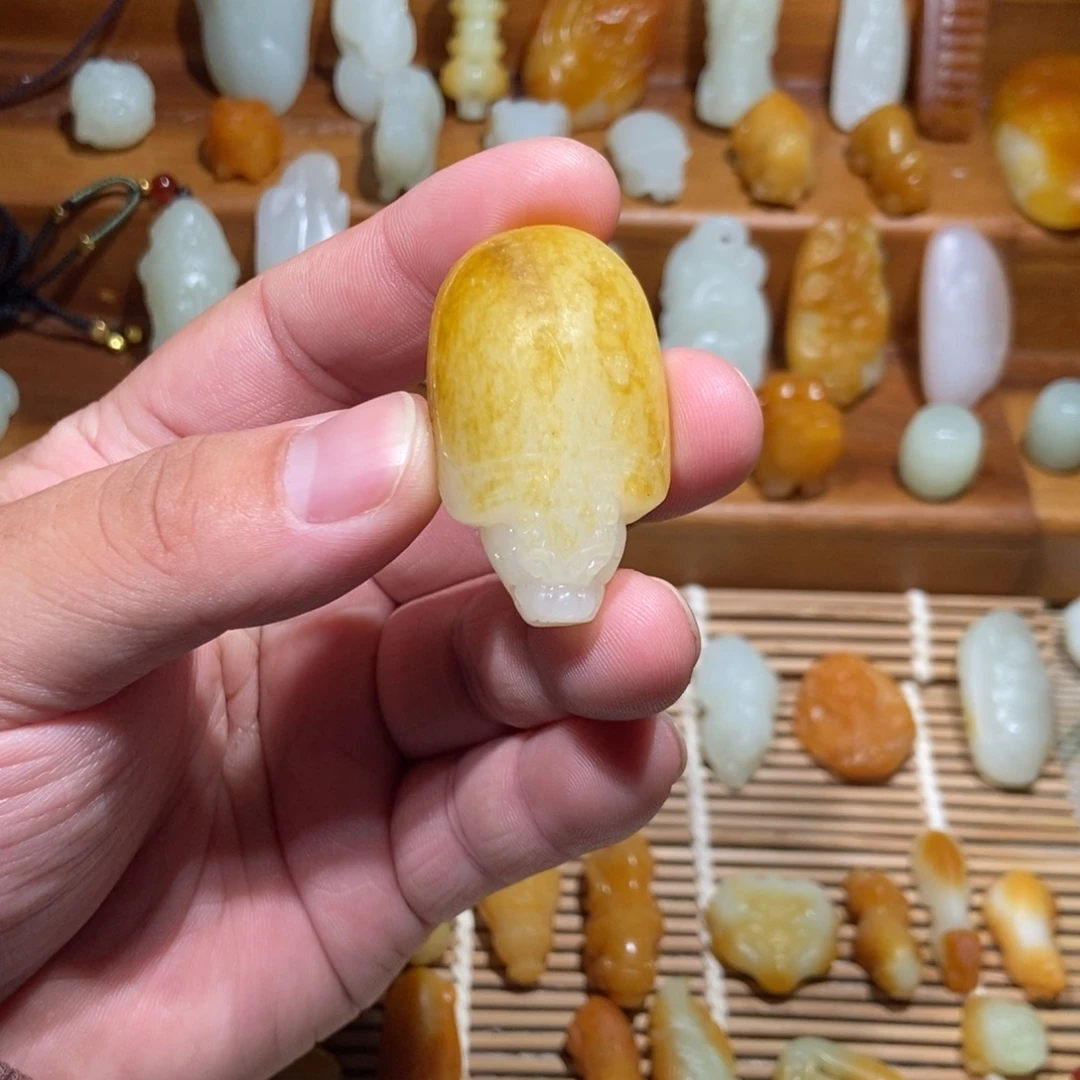 飞***雪和田玉未镶嵌颈饰