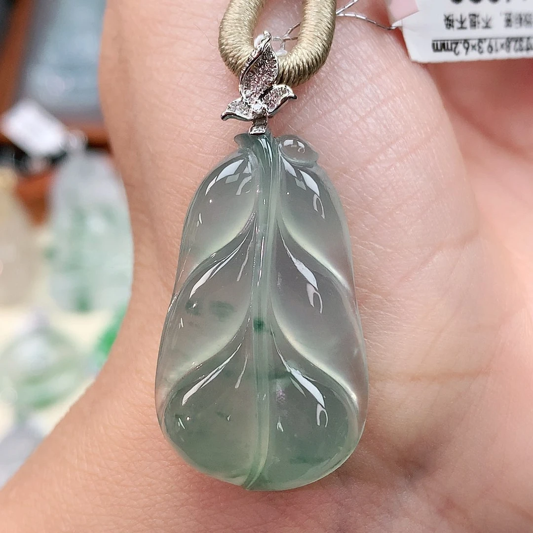 颈饰18K金镶嵌翡翠叶子