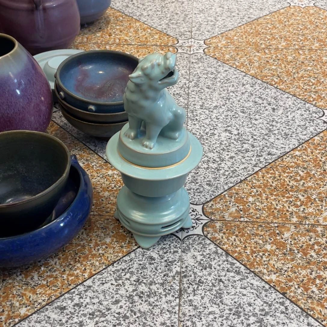 赏品汝狮子熏炉一个