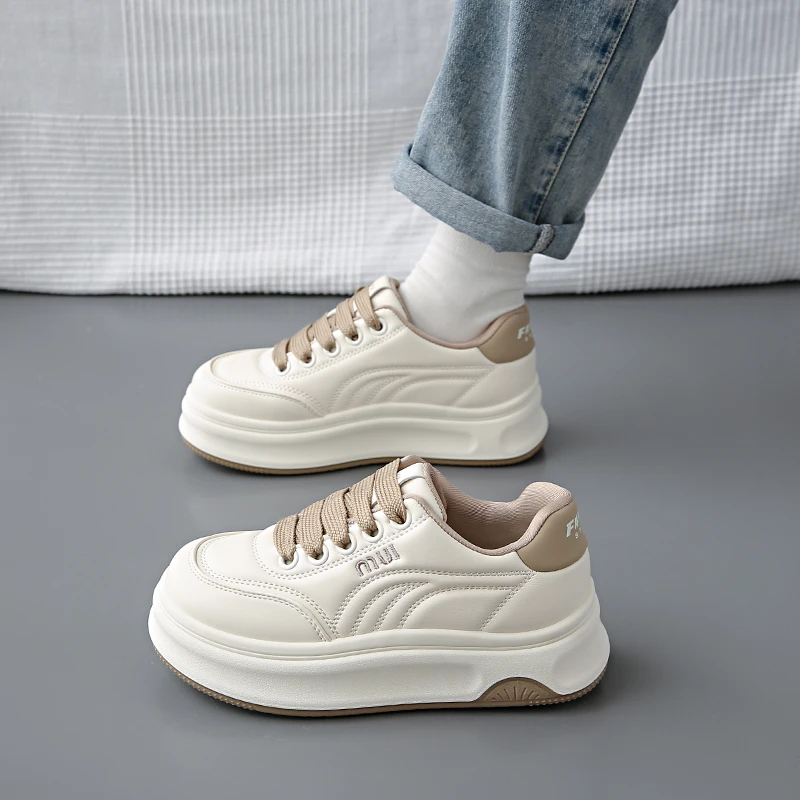 啄木鸟爆款百搭厚底小白鞋女春季新款学生超火板鞋休闲面包鞋子女