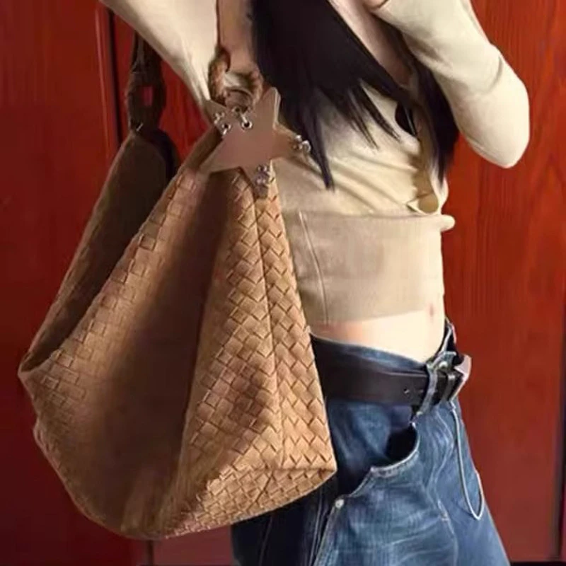 CHEVIOS&KOIRH2026秋冬高级感麂皮绒小众单肩斜挎包时尚编织包手