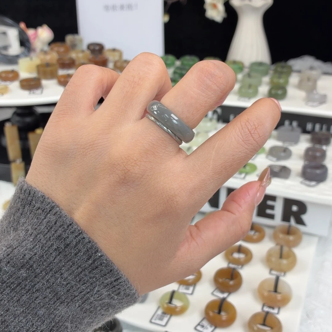 和田玉（糖玉）未镶嵌戒指Ｑ30烟灰圆条17.0不退换