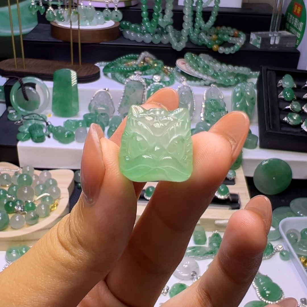 颈饰未镶嵌石英质玉（非洲翠）