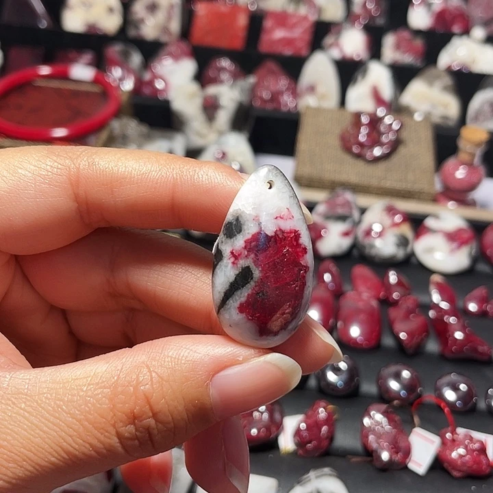 天然辰砂原石晶体吊坠