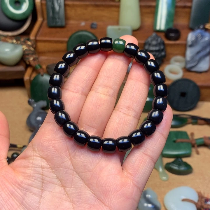 陇***衣和田玉未镶嵌颈饰