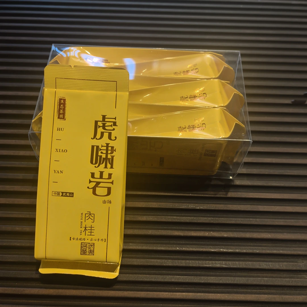 虎啸岩肉桂：中火，桂皮味明显，浓郁醇厚，带檀香，8.5克*6泡