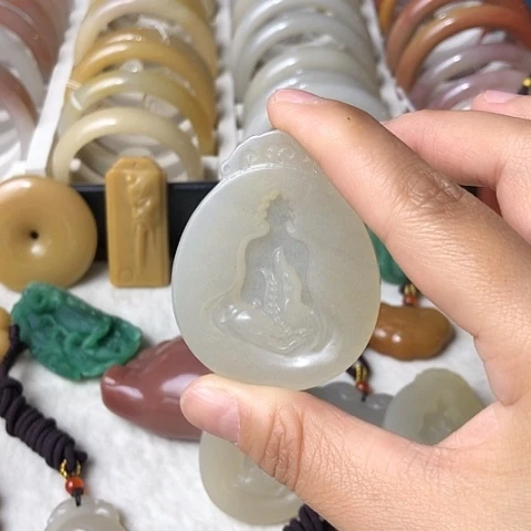 虎***儿石英质玉未镶嵌颈饰