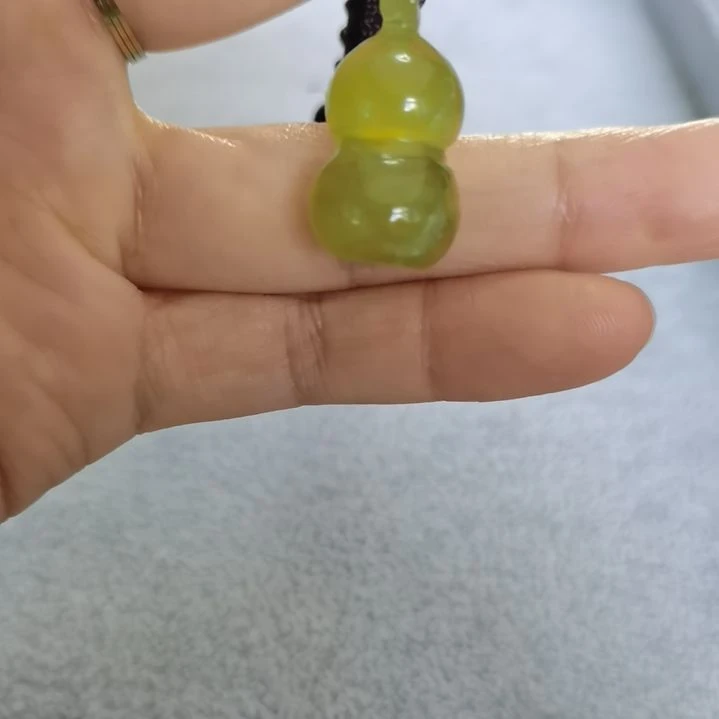 未镶嵌蛇纹石玉吊坠