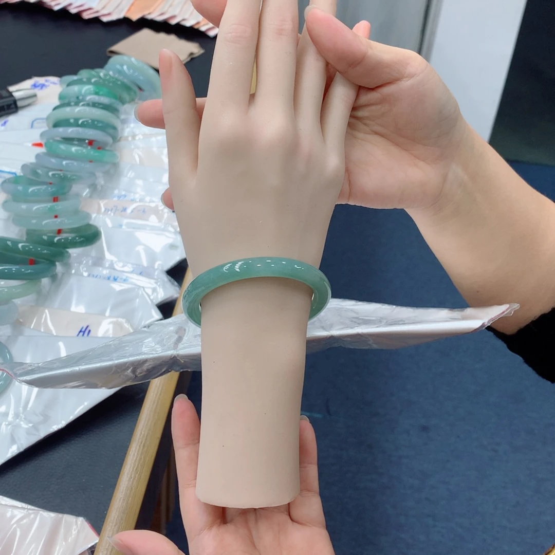 翡翠未镶嵌手镯48小时