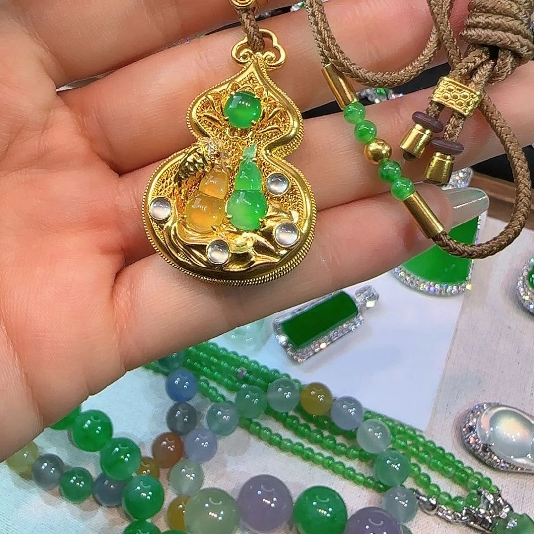 翡翠18K金镶嵌颈饰