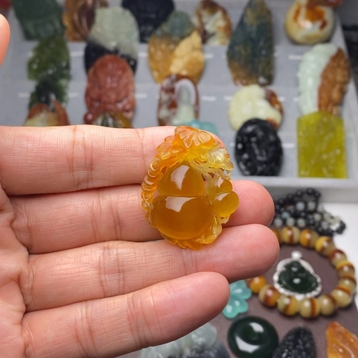 城***英蛇纹石玉未镶嵌颈饰