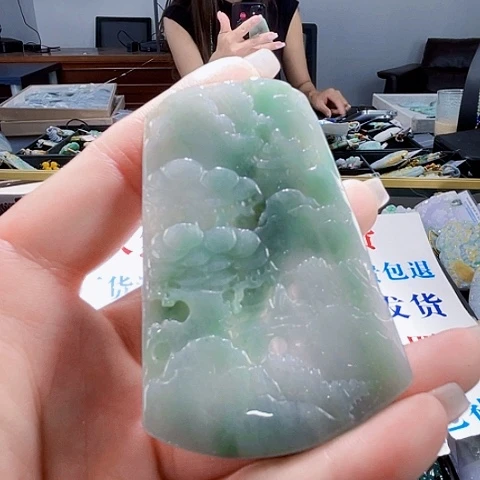 翡翠未镶嵌颈饰一个