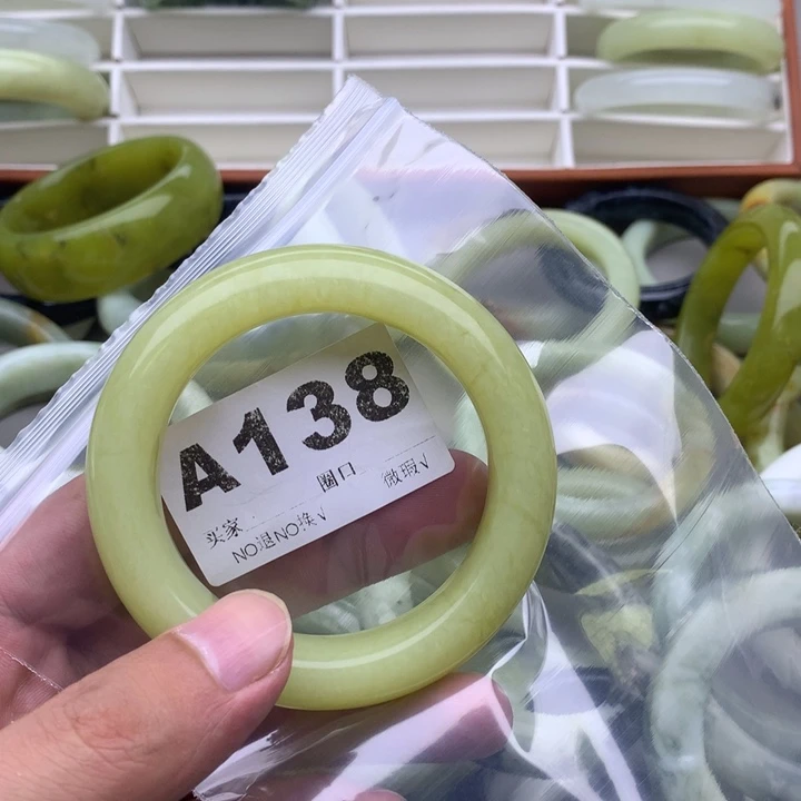 小***子未镶嵌蛇纹石玉手镯