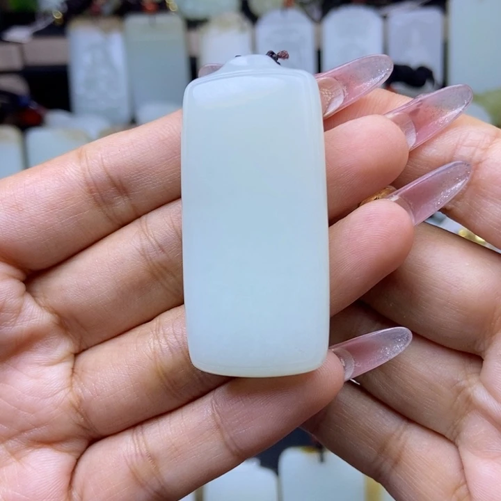 和田玉未镶嵌颈饰照**。