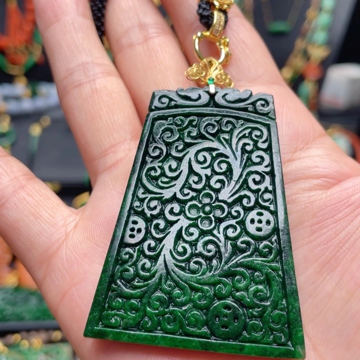 翡翠18K金镶嵌颈饰