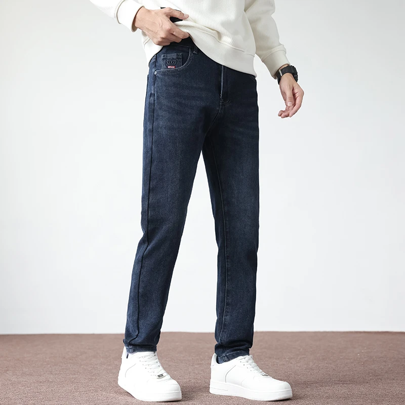 白墙棕地板蓝色秋冬款牛仔裤男加绒保暖2025新款冬季修身牛仔裤子