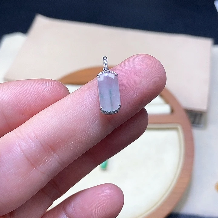 颈饰18K金镶嵌翡翠