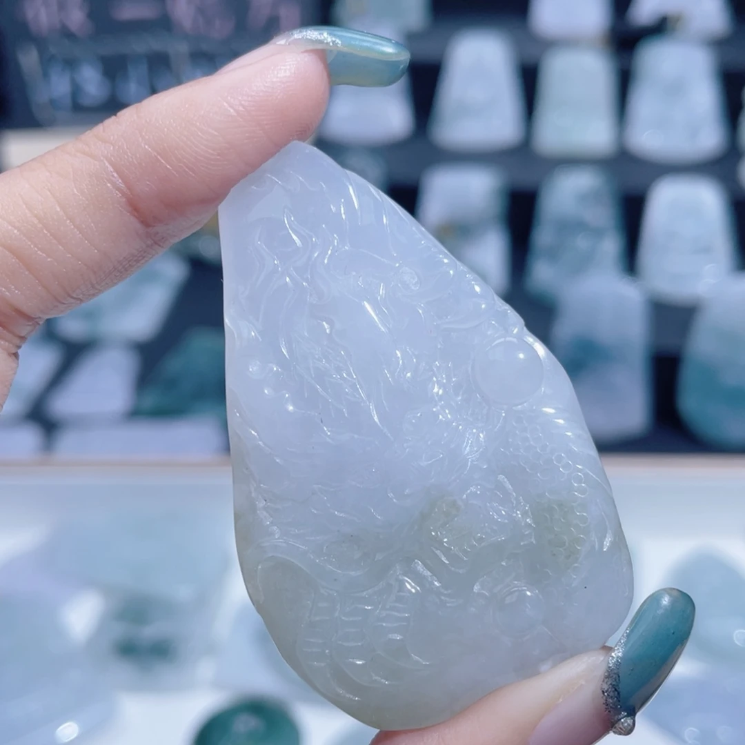 翡翠未镶嵌颈饰龙牌