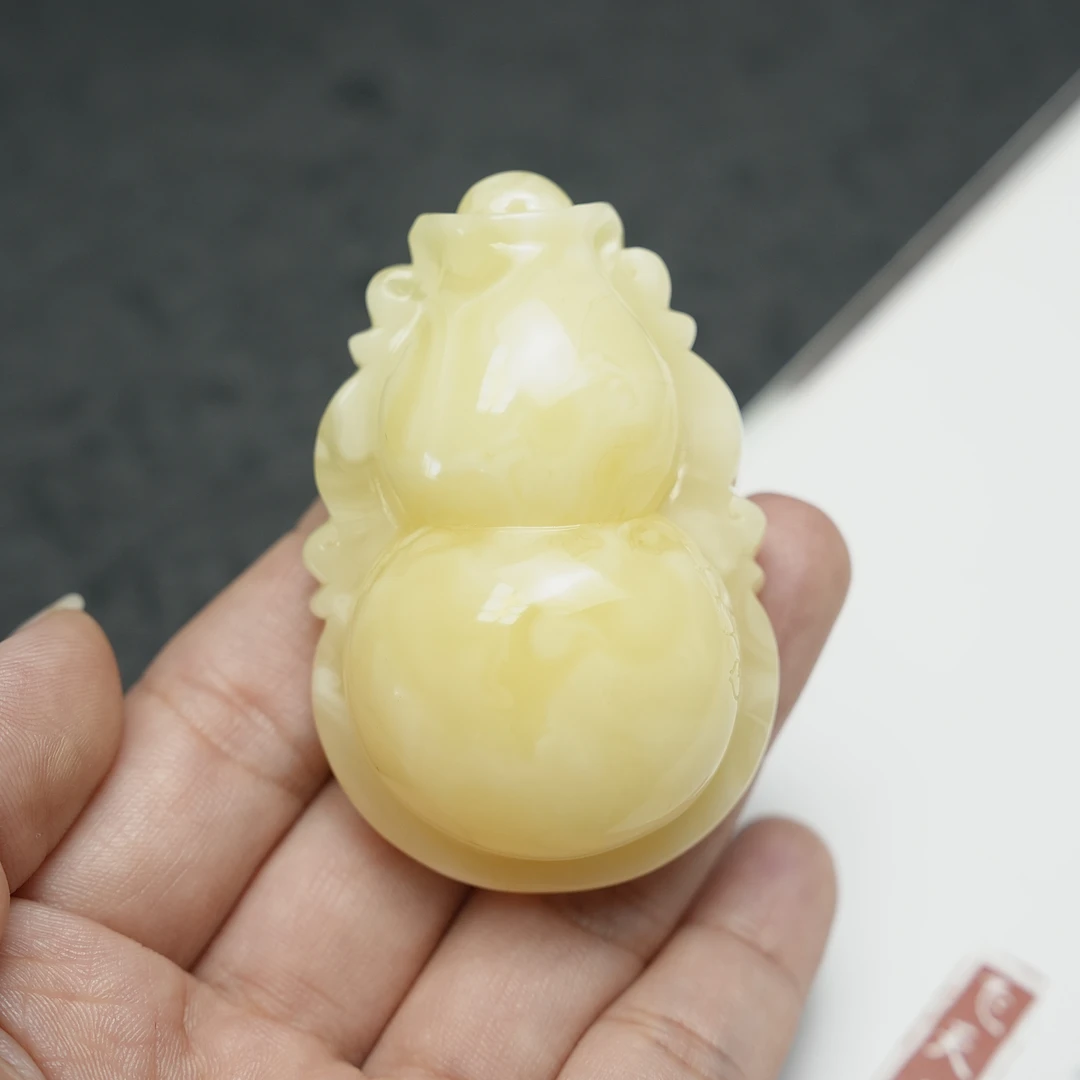 蜜蜡宝瓶葫芦圆润饱满原矿俄料奶白浓蜡精工手工打磨抛光无优化