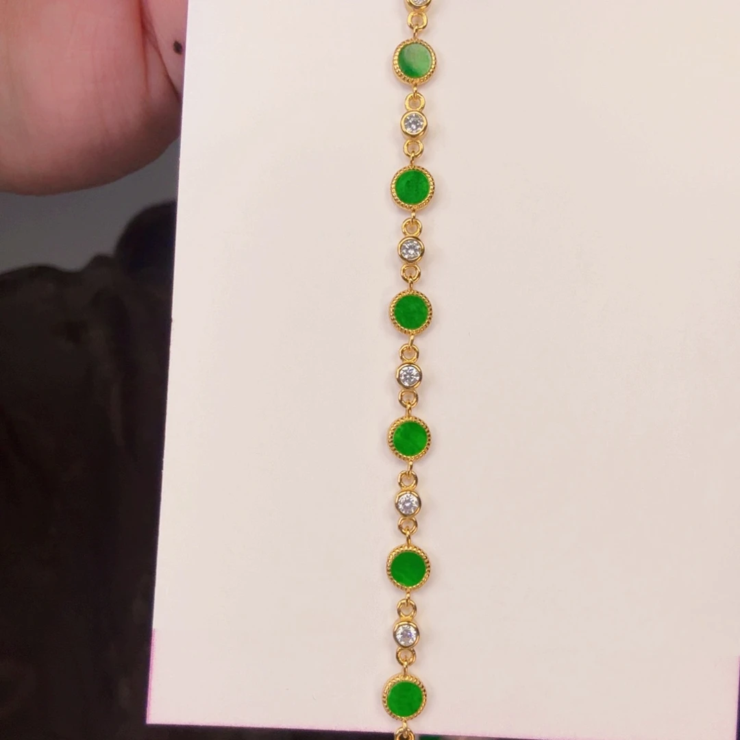 翡翠未镶嵌颈饰一件