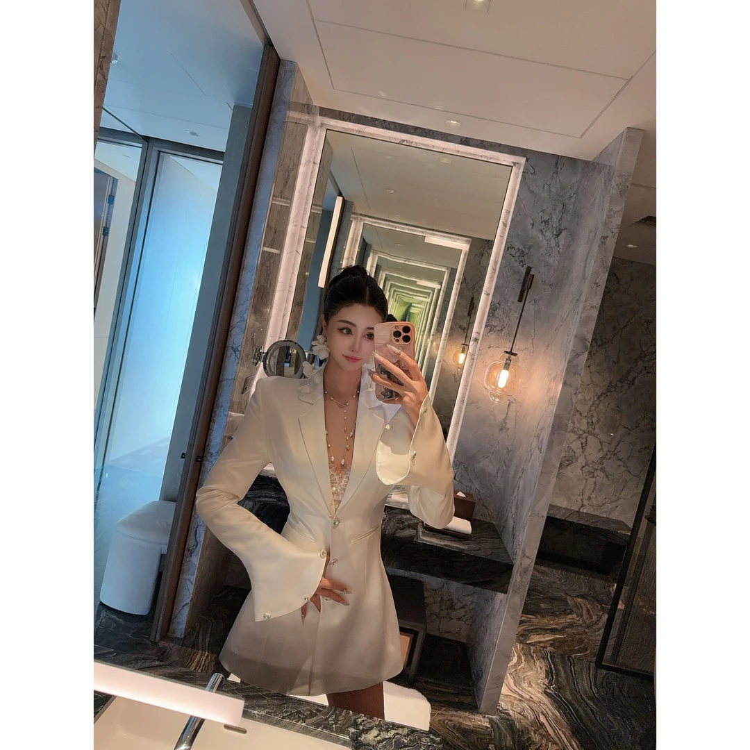 DOUMI【升级大嫂】 黑白两色净版白翻领钻扣喇叭袖西服