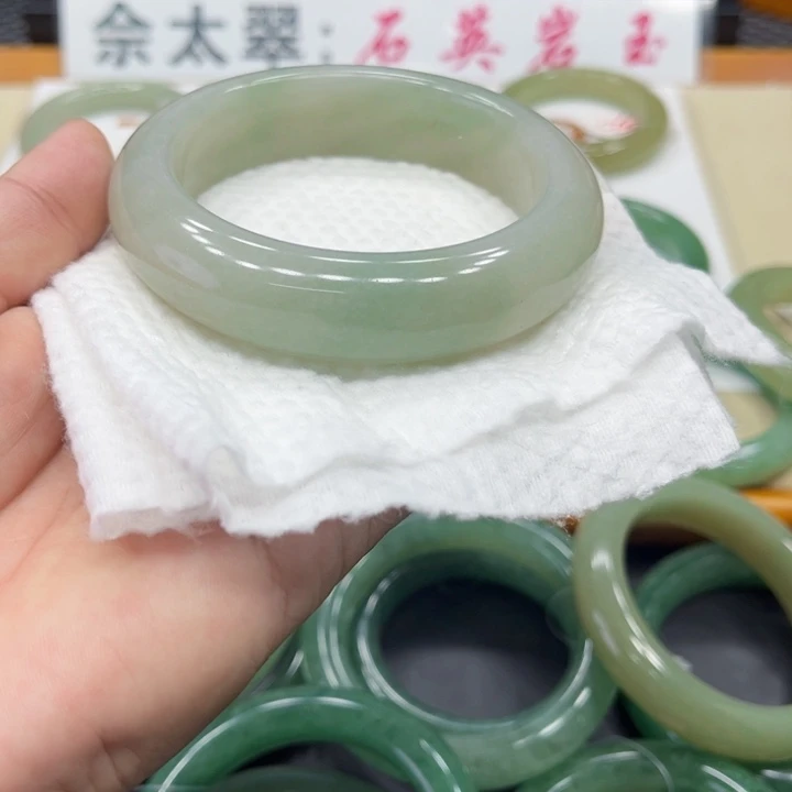 未镶嵌手镯石英质玉糖*