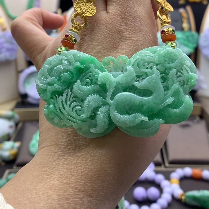 翡翠吊坠(赠链)未镶嵌