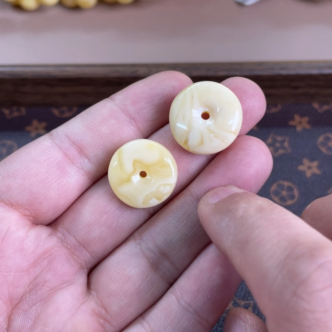 蜜蜡裸石未镶嵌112多样性发其一