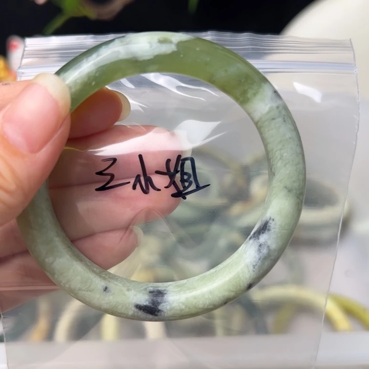 蛇纹石玉手镯未镶嵌三*姐