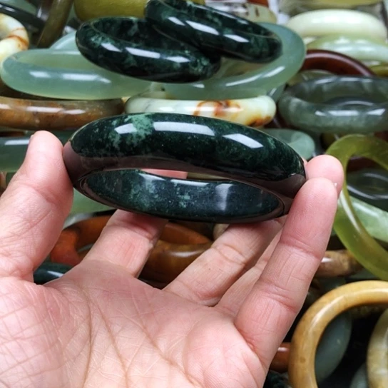 蛇纹石玉手镯未镶嵌桂**香