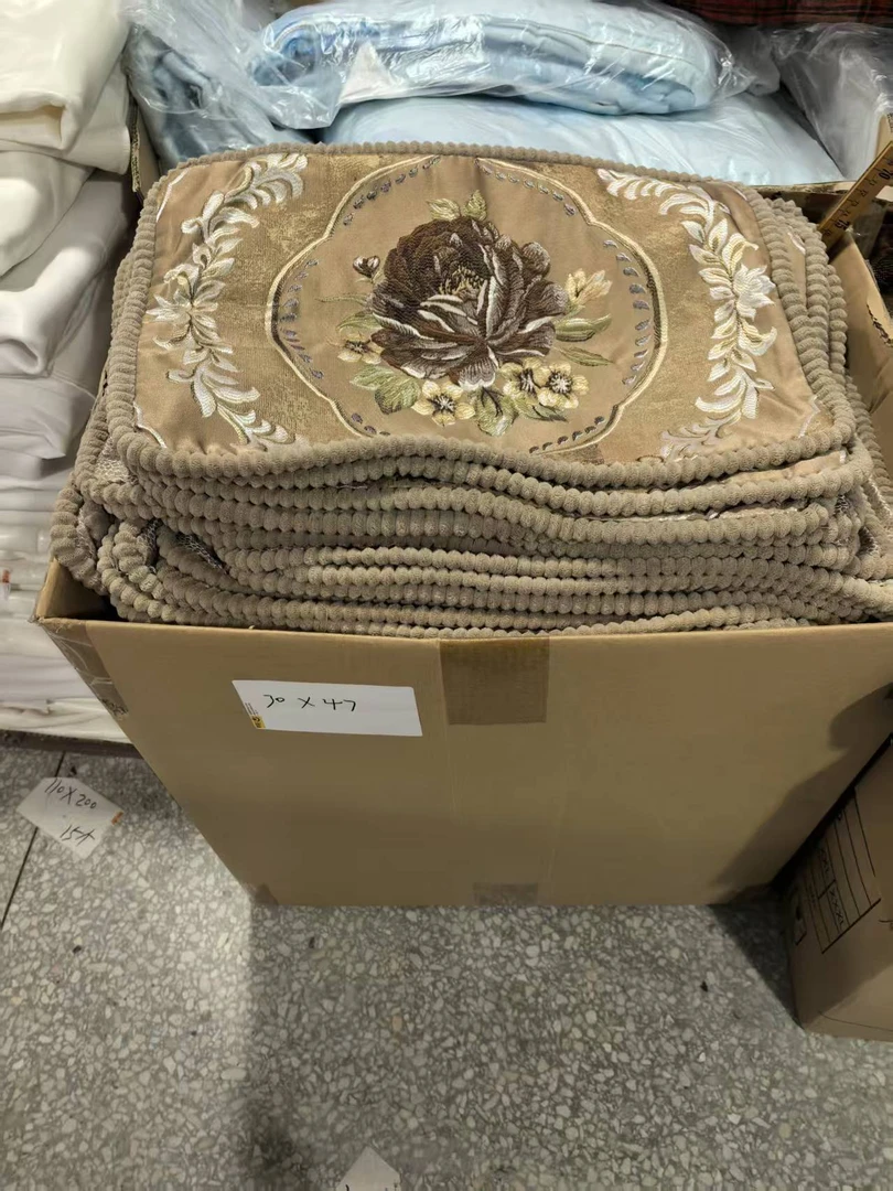 《厚广家》3楼30×47卡其色绣花加厚靠垫 发2个 不挑色