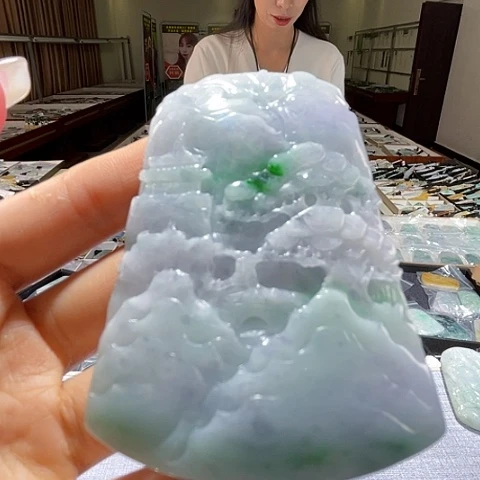 翡翠未镶嵌颈饰一个