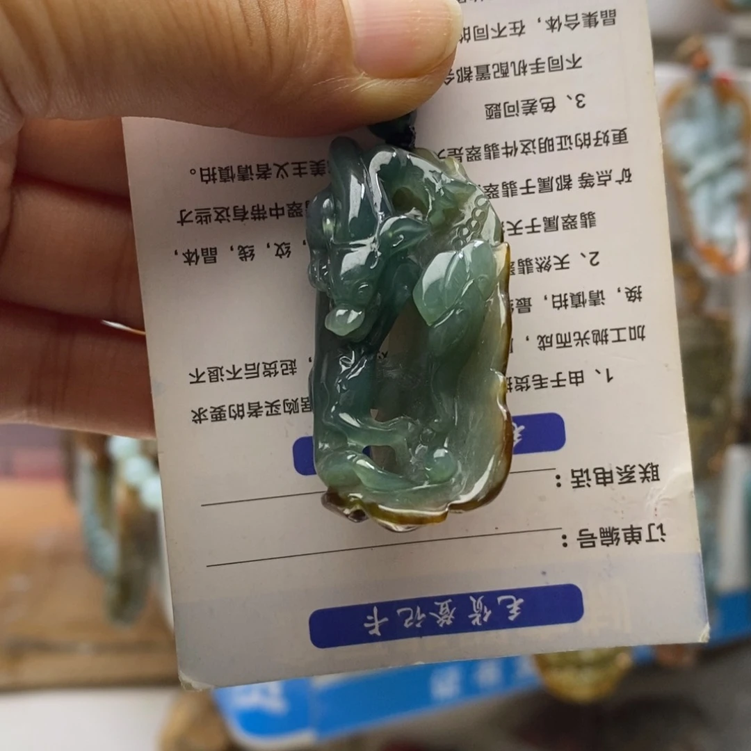翡翠未镶嵌颈饰龙