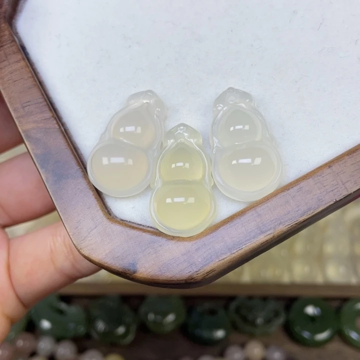 玛瑙/玉髓未镶嵌颈饰葫芦一个