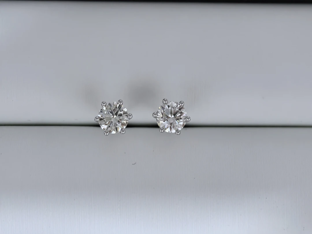 18K金天然钻石40+40六爪耳钉